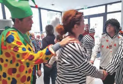 Menschen tanzen gemeinsam bei der Faschingsfeier