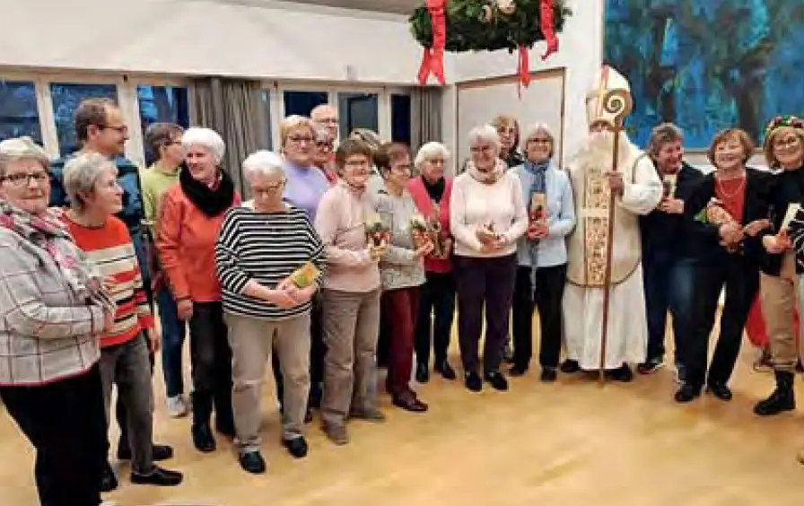Gruppe von Teilnehmenden mit Nikolaus bei einer Veranstaltung