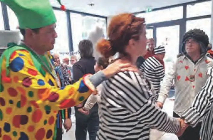 Menschen tanzen gemeinsam bei der Faschingsfeier