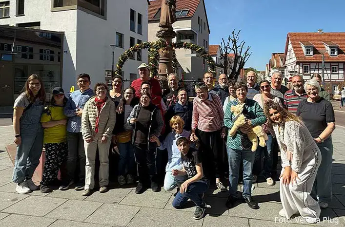 Gruppe vor dem Osterbrunnen beim gemeinsamen Ausflug