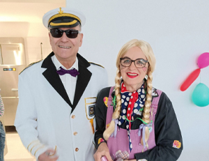 Ein verkleidetes Paar des Freizeitclubs Gerlingen – als Kapitän in Uniform und Pippi Langstrumpf