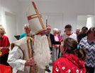 Der Nikolaus mit Mitra und Bischofsstab im Gespräch mit den Mitgliedern des Freizeitclubs Gerlingen während der feierlichen Nikolausfeier.
