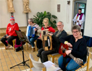 Die Musikgruppe des Freizeitclubs Gerlingen mit Gitarre und Akkordeons