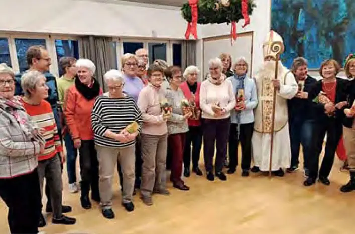 Gruppe von Teilnehmenden mit Nikolaus bei einer Veranstaltung